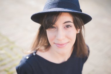 şapka ile genç güzel kadın