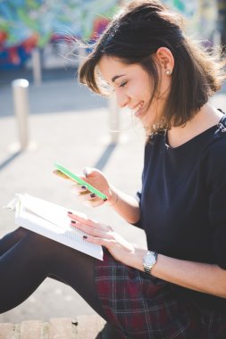 genç kadının okuma kitap hoş