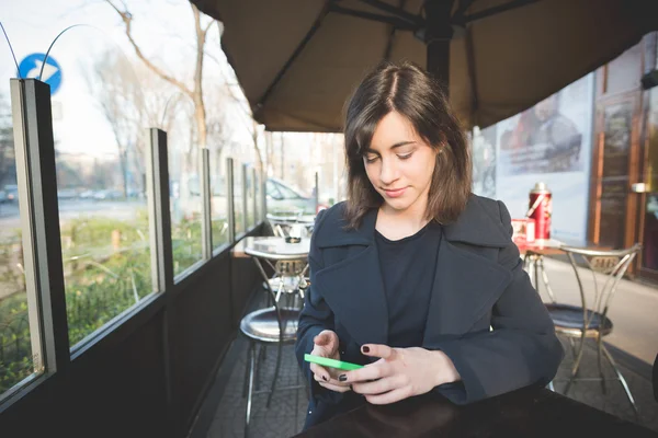 Jonge mooie vrouw — Stockfoto