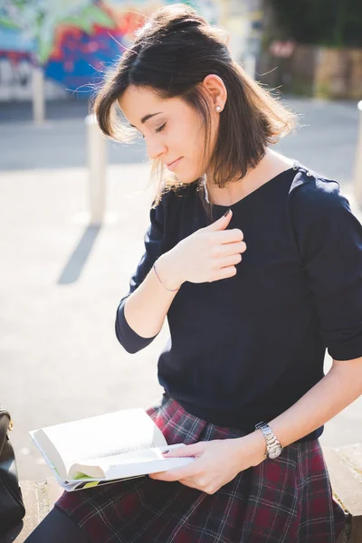 Jonge mooie vrouw — Stockfoto