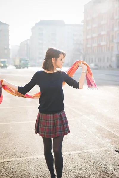 在城市中的年轻漂亮的女人 — 图库照片