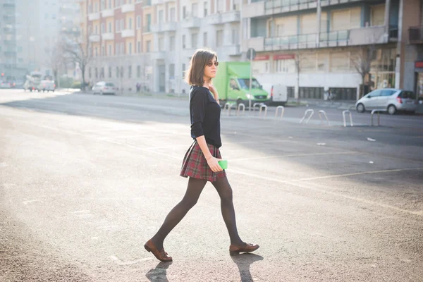 Giovane bella donna in città — Foto Stock