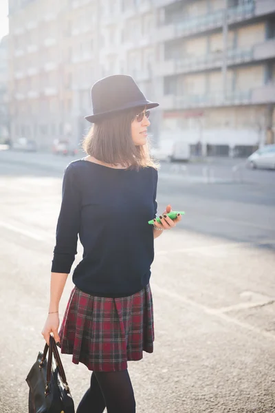 Giovane bella donna in città — Foto Stock