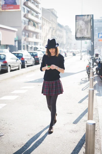 Giovane bella donna in città — Foto Stock