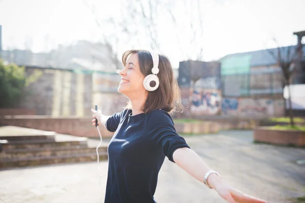 Jonge mooie vrouw luisteren muziek — Stockfoto