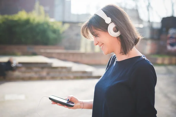 Jovem mulher bonita ouvir música — Fotografia de Stock