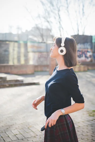 Junge hübsche Frau hört Musik — Stockfoto