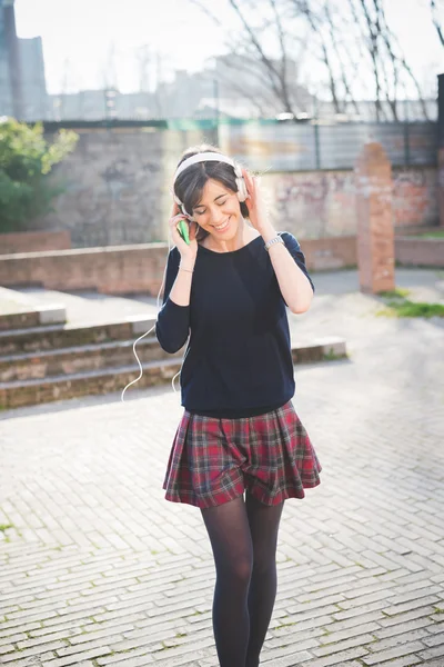 Joven bonita mujer escuchando música — Foto de Stock