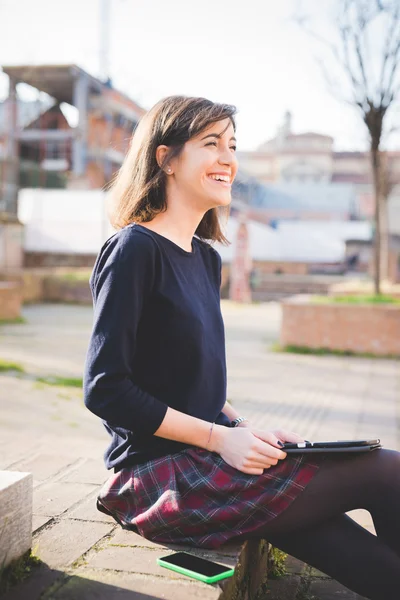 Jovem mulher bonita usando um tablet — Fotografia de Stock