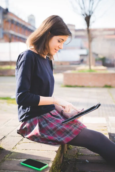 Jonge mooie vrouw met behulp van een tablet — Stockfoto