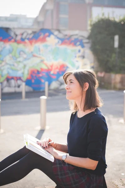 Молодая красивая женщина читает книгу — стоковое фото
