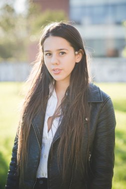 Şehirdeki genç güzel kadın