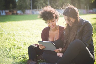 iki çok ırklı kadın tablet kullanma