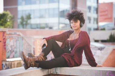 Afrikalı kadın müzik dinleme