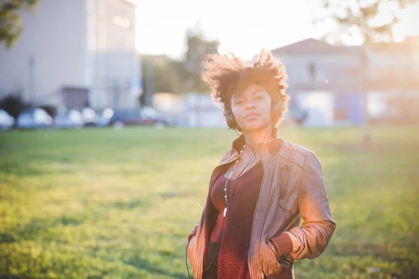 Bella donna africana ascoltare musica — Foto Stock