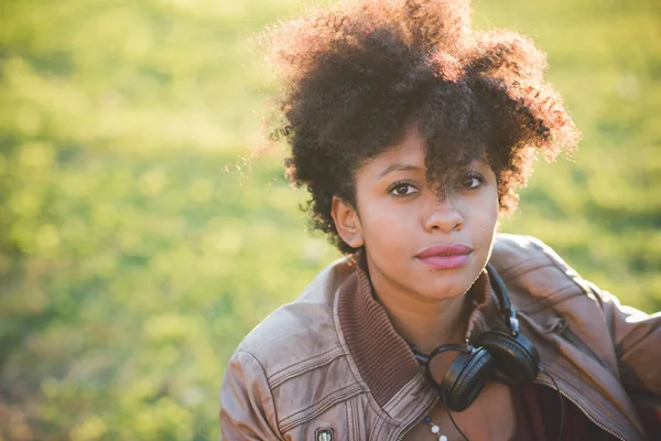 Hermosa mujer africana — Foto de Stock