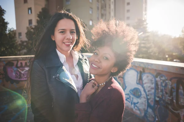 Duas belas mulheres jovens — Fotografia de Stock