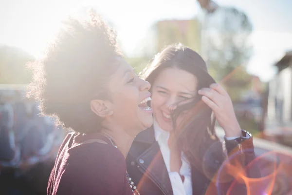 Twee mooie jonge vrouwen. — Stockfoto