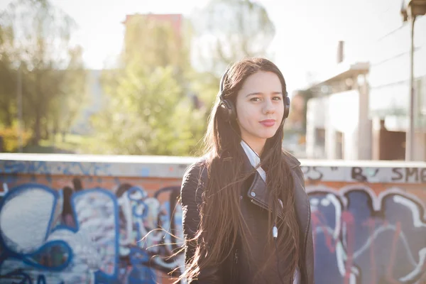 Frau hört Musik mit Kopfhörern — Stockfoto