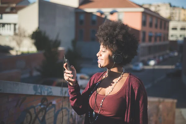 Afrikalı kadın müzik dinleme — Stok fotoğraf