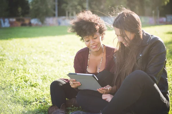 Två multietniskt kvinnor använder tablet — Stockfoto