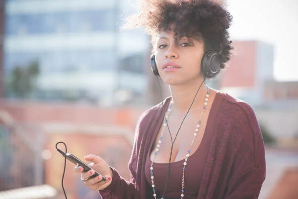 Donna africana ascoltare musica — Foto Stock