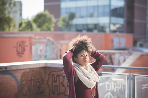 Bella donna africana con i capelli ricci — Foto Stock