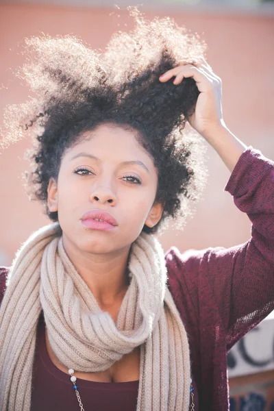 Mooie Afrikaanse vrouw met krullend haar — Stockfoto