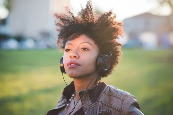 Słuchania muzyki Afrykańskiej kobiety — Zdjęcie stockowe