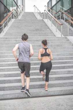 genç yakışıklı sportif erkek ve kadın