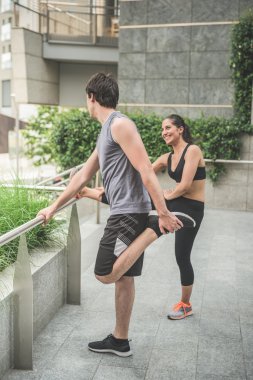 genç yakışıklı sportif erkek ve kadın