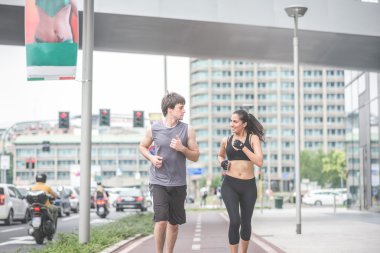 genç yakışıklı sportif erkek ve kadın