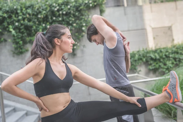 Jonge knappe sportieve man en vrouw — Stockfoto