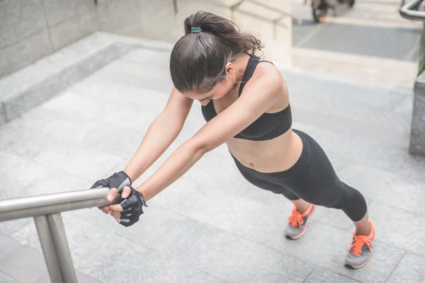 Muda tampan sportif pria dan wanita — Stok Foto