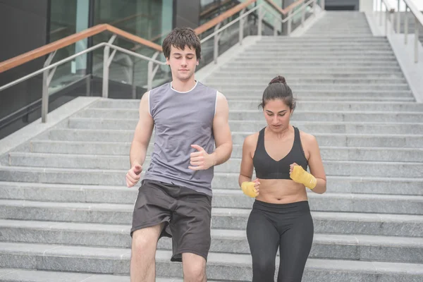 Junge hübsche sportliche Mann und Frau — Stockfoto