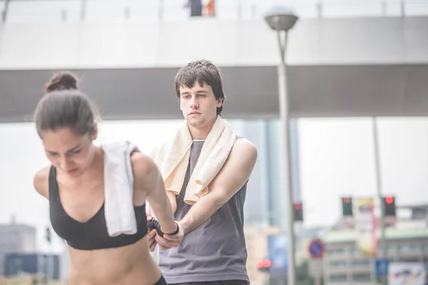 Junge hübsche sportliche Mann und Frau — Stockfoto