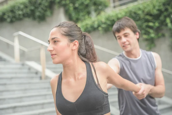 Jonge knappe sportieve man en vrouw — Stockfoto