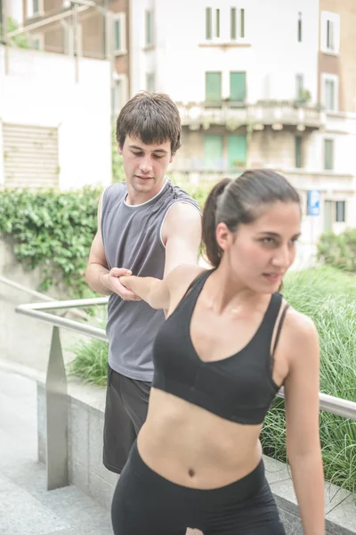 Giovane bello sportivo uomo e donna — Foto Stock