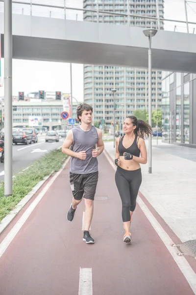 Junge hübsche sportliche Mann und Frau — Stockfoto