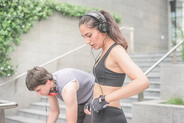 Junge hübsche sportliche Mann und Frau — Stockfoto