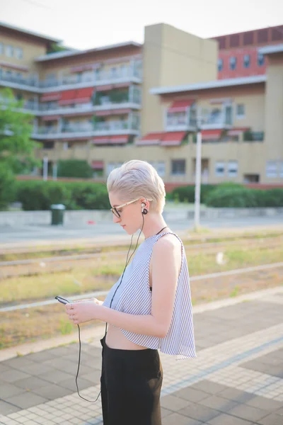 Caucasian blonde italian woman with earphones — Stock Photo, Image