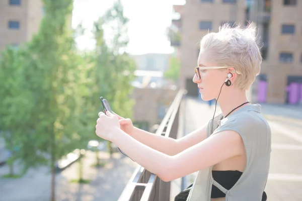 Mujer italiana rubia caucásica con auriculares — Foto de Stock