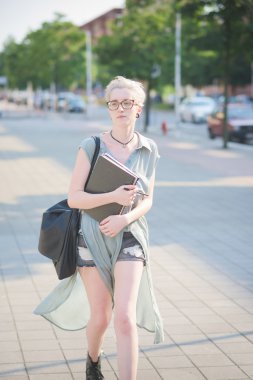 Beyaz sarışın İtalyan kadın Tasarımcısı