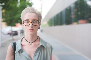 Beyaz sarışın İtalyan kız