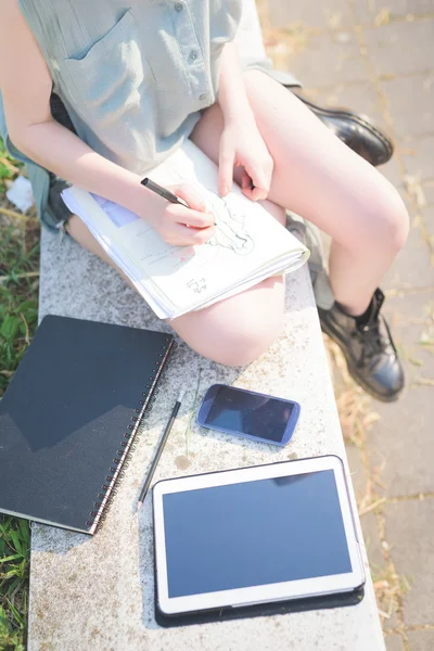 Woman drawing on a sketchbook — Stock Photo, Image