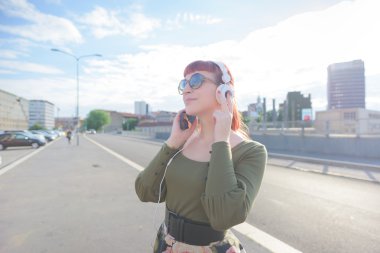 genç yakışıklı Kızıl saçlı kadın müzik dinleme