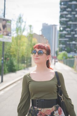 genç yakışıklı Kızıl saçlı Kafkas kadın poz