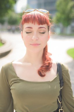 gözleri kapalı olan genç yakışıklı Kızıl saçlı kadın