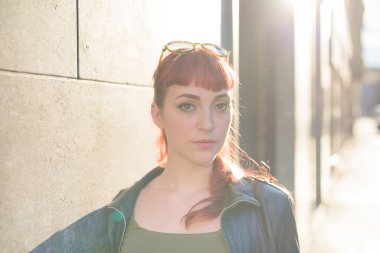 genç yakışıklı Kızıl saçlı Kafkas kadın poz