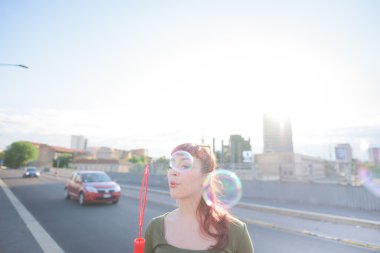 kabarcık ile oynayan genç yakışıklı Kızıl saçlı kadın